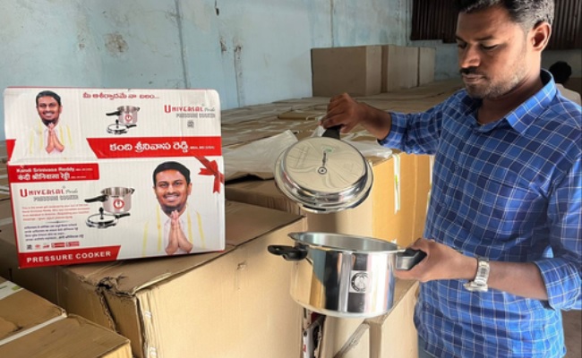T-Congress leader booked for distributing pressure cookers