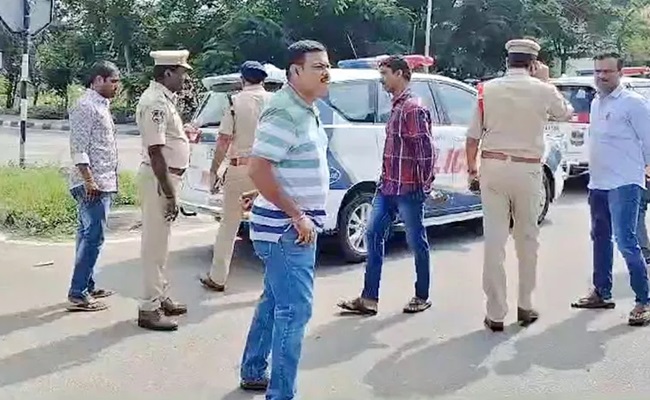 Police open fire in air on Hyd outskirts, arrest robbers