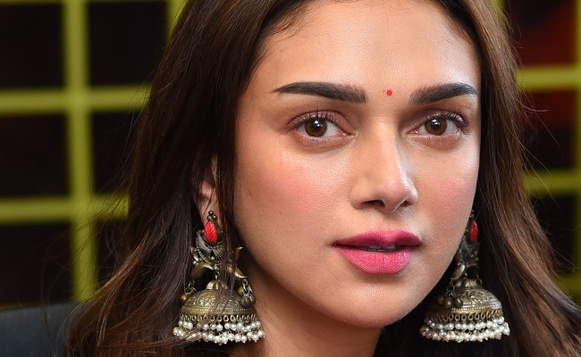 Actress Warns Fans and Photographers About Imposter