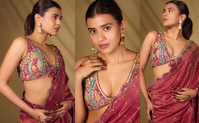 HOT: Hebah Patel Heats Up In Plunging Blouse!