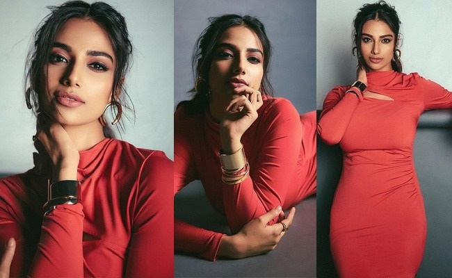 Pics: Dressed Like Red Hot 'Guntur Kaaram'