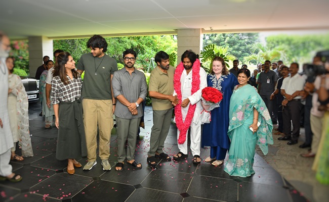 Pawan gets grand welcome at Chiranjeevi's house