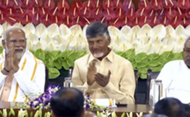 Naidu sends clear message with praise for PM Modi at NDA meet