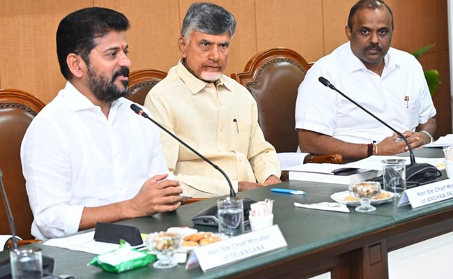 Telangana, Andhra CMs agree on panel to resolve post-bifurcation issues