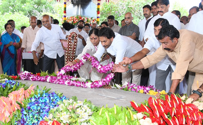 Jagan, Sharmila pay tributes to YSR on birth anniversary