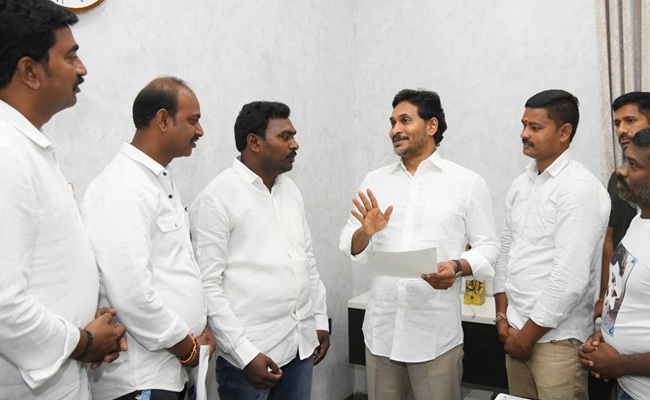 Jagan vows to revive mobile ration supply scheme