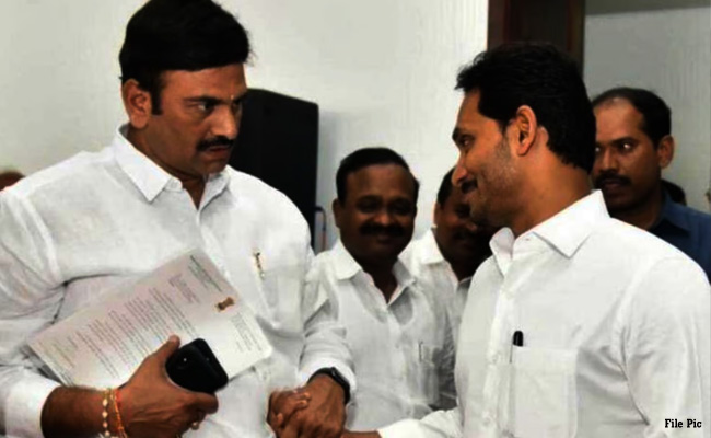 RRR greets Jagan, want seat next to him!