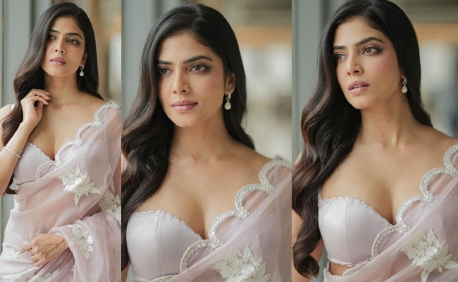 Pics: Sexy Malavika's Back With A Bang!
