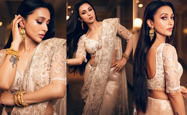 HOT: Most Beautiful Politician In Saree