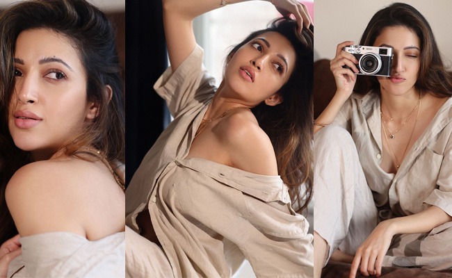 Pics: Neha Sshetty Sensuosly Exposes Her Shoulder