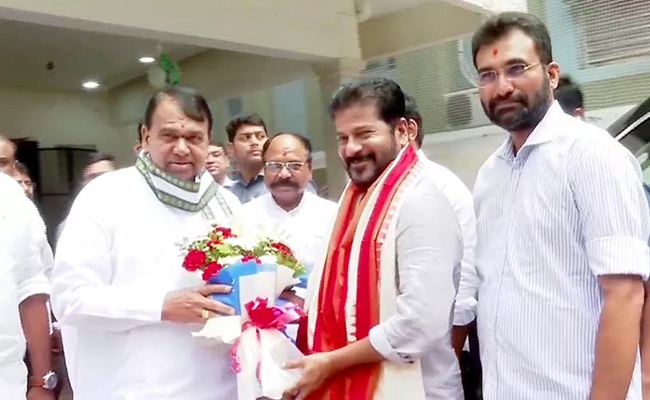Revanth steps up poaching of BRS MLAs