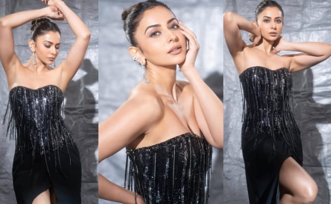 HOT: Beauty With Perfect Figure Hugging Dress