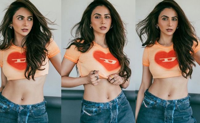 Pics: Rakul Flaunting Her Ab-Fitness
