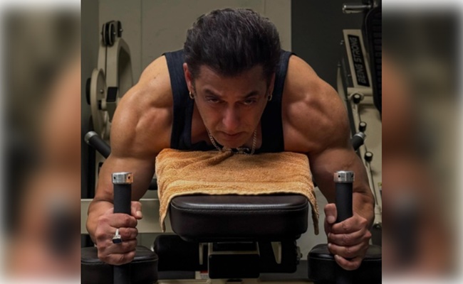 Pic: Salman Shows Off Bulky Biceps in Gym Session