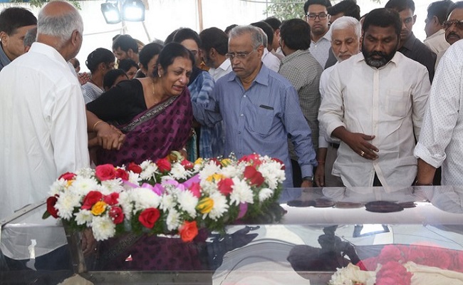 Taraka Ratna's Mother Wept Badly At Her Son's Deadbody