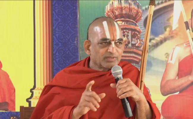 Chinna Jeeyar Swamy takes U-turn, attacks Jagan!