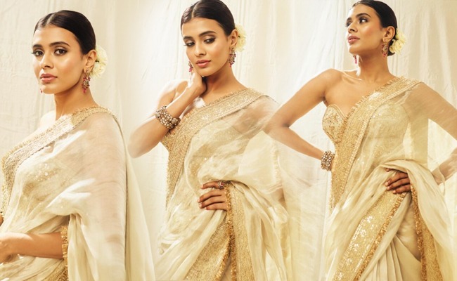 HOT: Hebah's Saree Look Sets Social Media on Fire