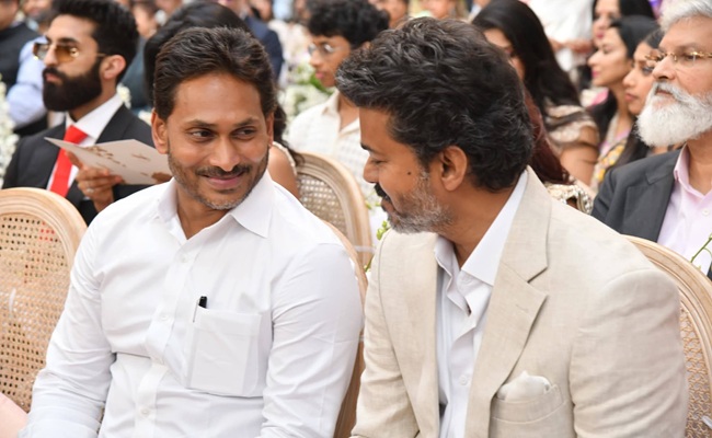 Vijay Shares Frame With Jagan at Chennai Wedding