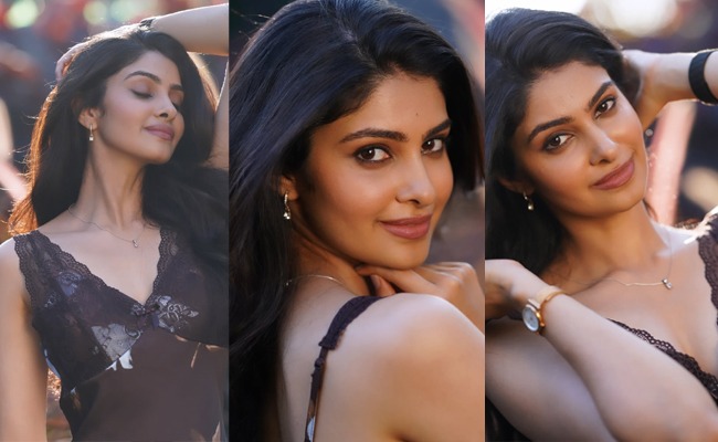 HOT: Couple Friendly Beauty's Graceful Poses