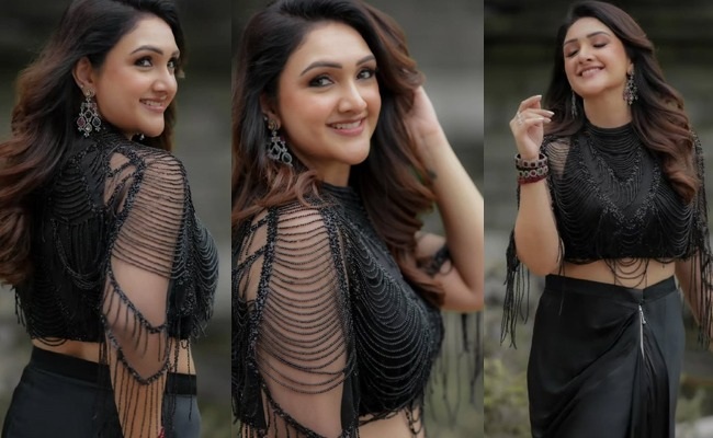 HOT: Charming Sridevi Looks Bright In Black
