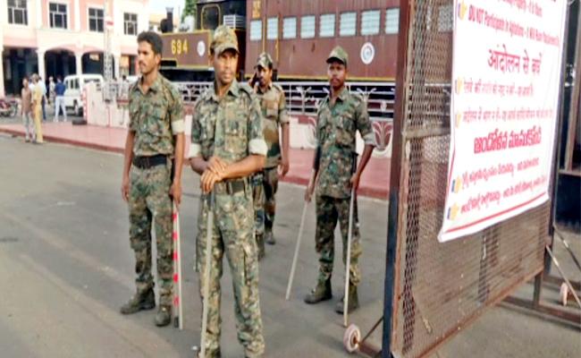 Vizag railway station shut, high alert at Guntur