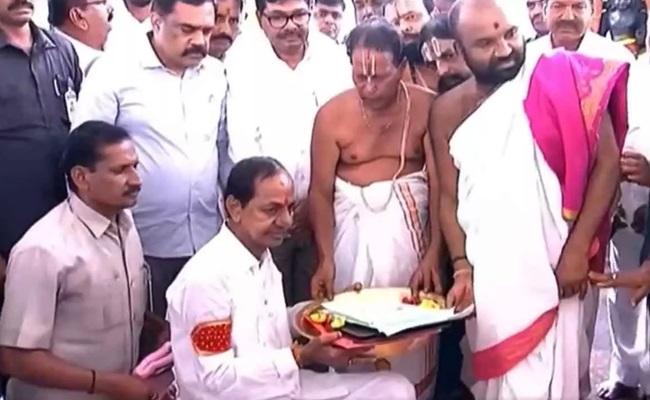 KCR offers prayers at his lucky temple with nomination papers
