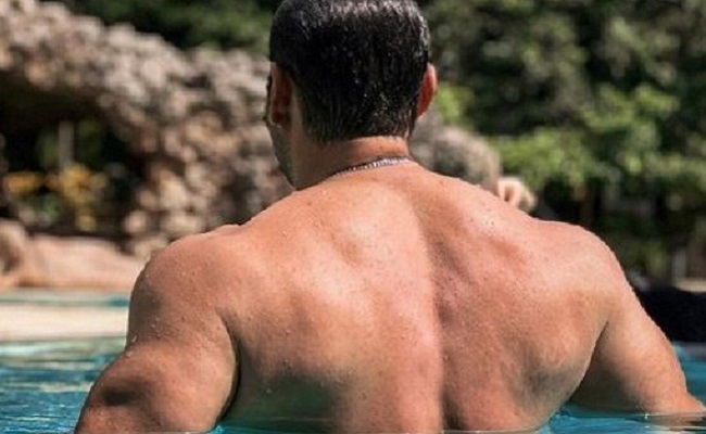 Salman brings 'sexy back' in new shirtless pic in pool