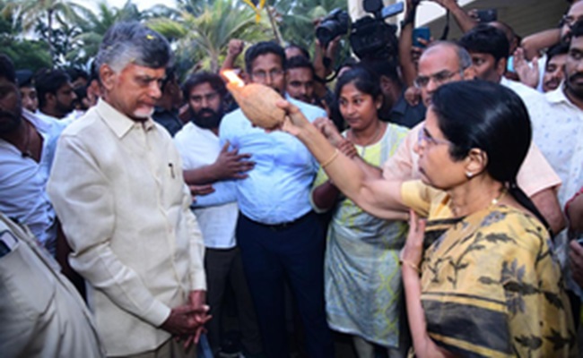 Naidu reaches Hyd to grand welcome by supporters