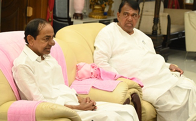 KCR meets BRS leaders at farmhouse