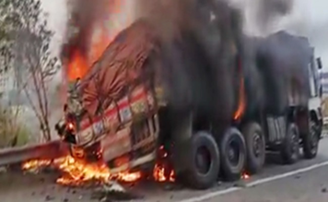 Man burnt alive after car hits truck on Hyd’s ORR – Greatandhra