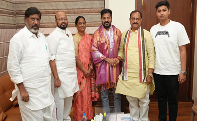 Konda Surekha meets Revanth Reddy amid rift