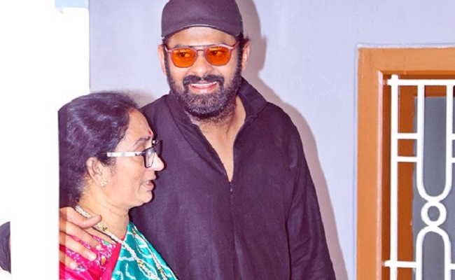 Mogalthuru Gives Royal Welcome To Prabhas & Family