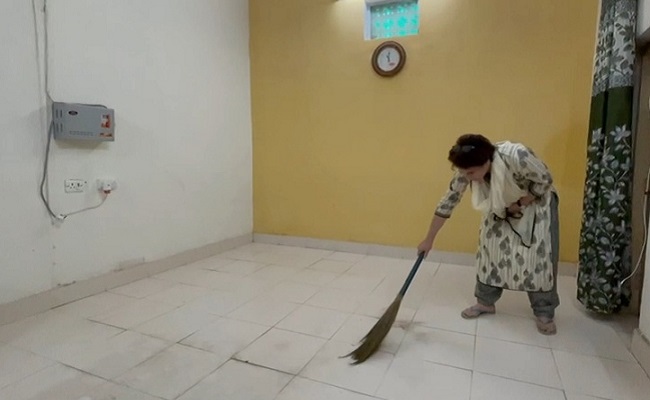 Priyanka Gandhi sweeps room in detention