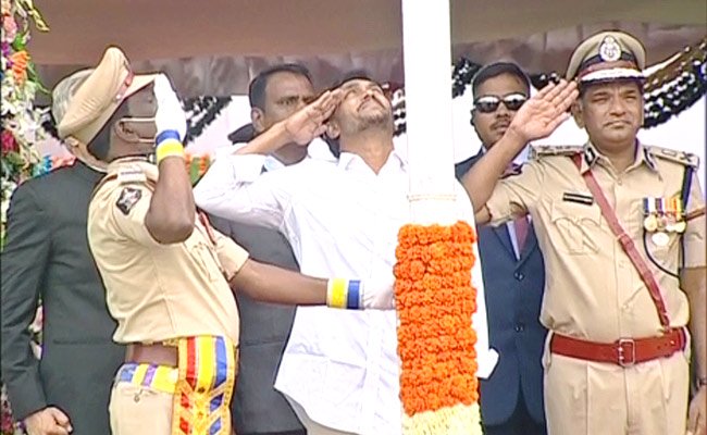 Andhra CM hoists national flag in Vijayawada