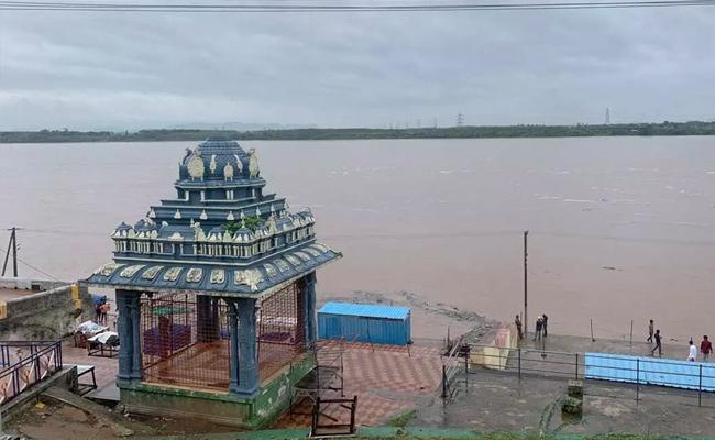 Godavari level at Bhadrachalam drops below danger mark