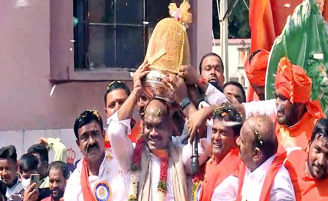 Hyd's famous Ganesh laddu fetches Rs 18.90 lakh