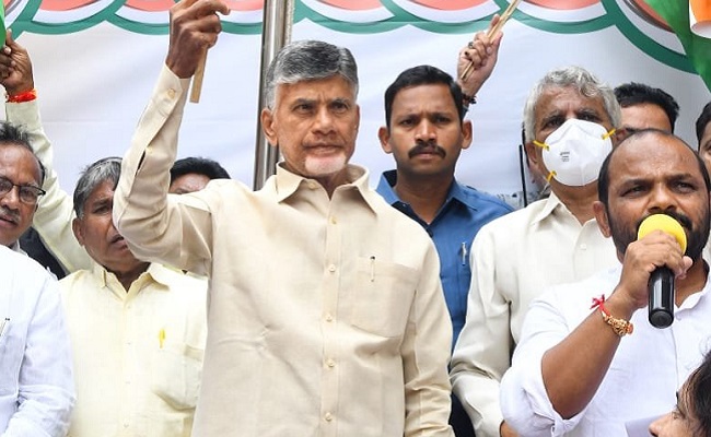 Naidu draws flak for greeting Telangana!