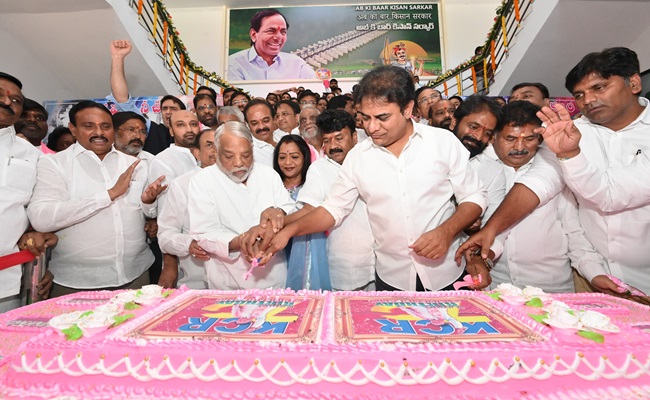 BRS celebrates KCR's 70th birthday