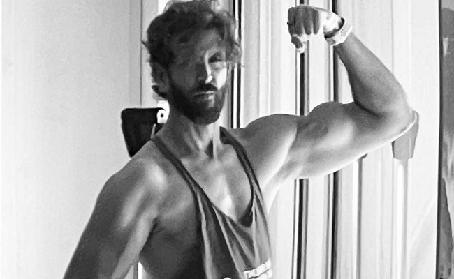 Hrithik flaunts his beefed-up biceps, pic goes viral