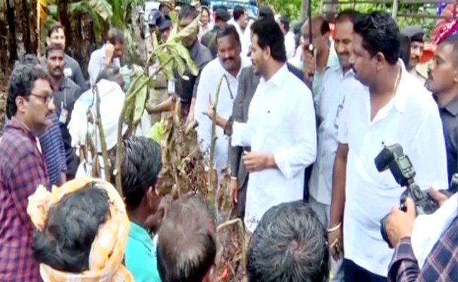 Jagan gives personal touch to Konaseema flood victims