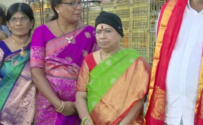 KCR's wife offers prayers at Tirumala temple