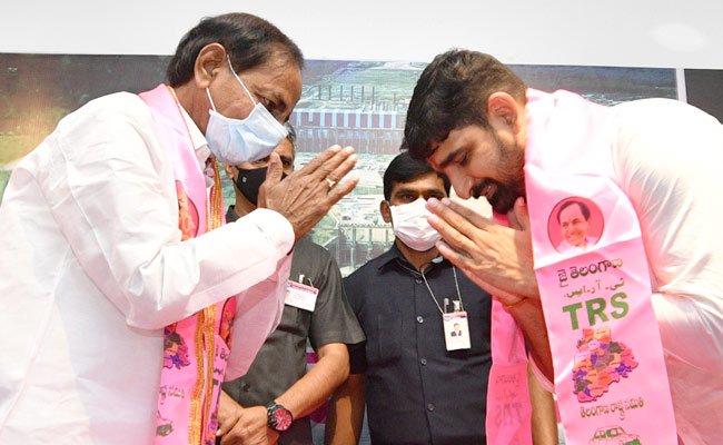 KCR to reward Kaushik Reddy to counter Eatala?