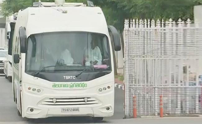 KCR leaves for Maharashtra in huge convoy of 600 vehicles