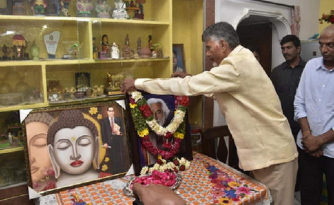 Naidu visits revolutionary balladeer Gaddar's house