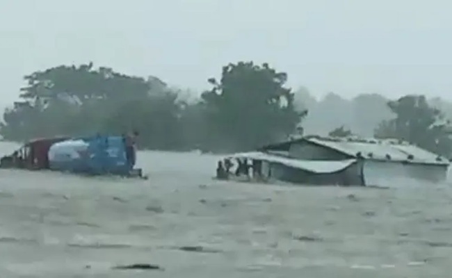 Heavy rainfall triggers flash floods in Telangana