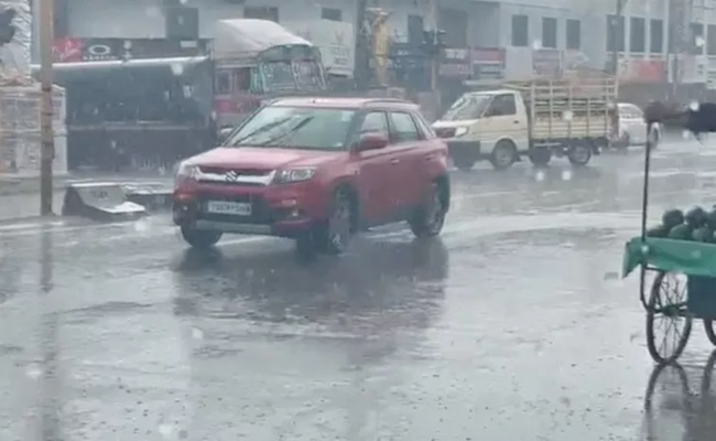 Heavy rainfall lashes Hyd, inundates low-lying areas