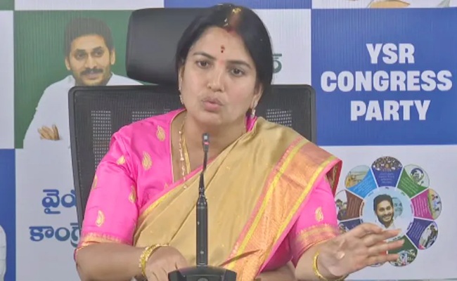 Naidu diverting DWCRA funds, alleges YSRCP