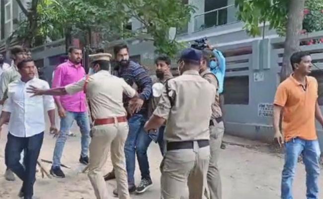 TRS, Congress workers clash at Revanth's residence