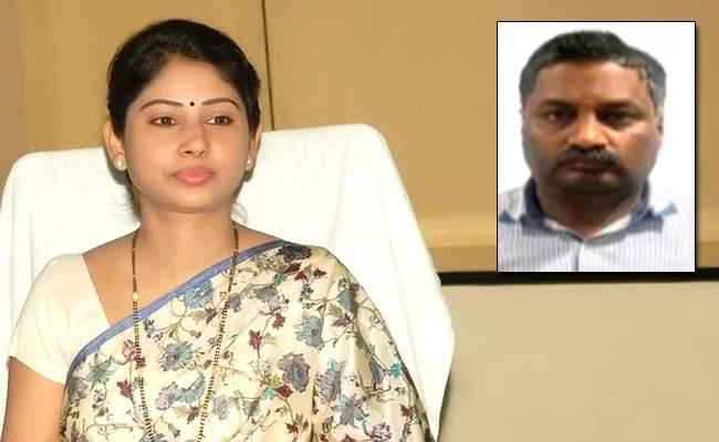 T'gana official intrudes into woman IAS officer's house