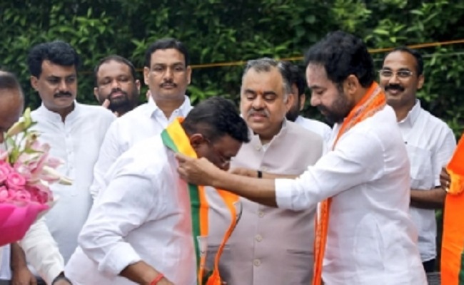 Congress leader Dasoju Sravan joins BJP